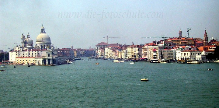 Venedig4.jpg - Ich hatte das Glück, im Jahre 2003 mit einer Fähre von Venedig nach Korfu zu reisen. Die Route begann im Hafen Venedigs und führte vorbei an den schönsten Stellen Venedigs. Ich konnte quasi in Zeitlupe langsam vorbeiziehend den Dogenpalast, Markusplatz, Markusturm, Canale Grande und die Santa Maria della Salute bewundern.