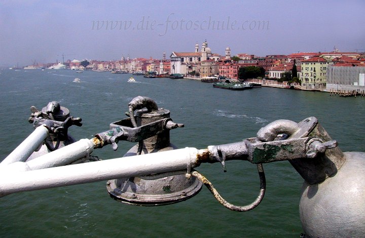 Venedig5.jpg - Ich hatte das Glück, im Jahre 2003 mit einer Fähre von Venedig nach Korfu zu reisen. Die Route begann im Hafen Venedigs und führte vorbei an den schönsten Stellen Venedigs. Ich konnte quasi in Zeitlupe langsam vorbeiziehend den Dogenpalast, Markusplatz, Markusturm, Canale Grande und die Santa Maria della Salute bewundern.