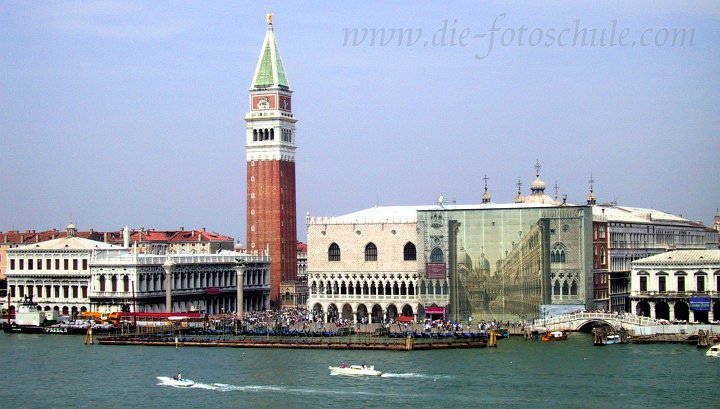 Venedig6.jpg - Ich hatte das Glück, im Jahre 2003 mit einer Fähre von Venedig nach Korfu zu reisen. Die Route begann im Hafen Venedigs und führte vorbei an den schönsten Stellen Venedigs. Ich konnte quasi in Zeitlupe langsam vorbeiziehend den Dogenpalast, Markusplatz, Markusturm, Canale Grande und die Santa Maria della Salute bewundern.