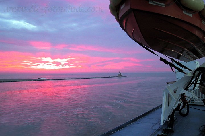 Venedig7.jpg - Auch die Hafeneinfahrt in die Lagune Venedigs am frühen Morgen bei Punta Sabbione war ein eindrucksvoll einmaliges Erlebnis. Ich konnte zuschauen, wie die Nacht einem wunderschönen Sonnenaufgang wich.