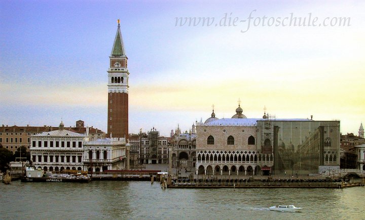 Venedig8.jpg - Ich hatte das Glück, im Jahre 2003 mit einer Fähre von Venedig nach Korfu zu reisen. Die Route begann im Hafen Venedigs und führte vorbei an den schönsten Stellen Venedigs. Ich konnte quasi in Zeitlupe langsam vorbeiziehend den Dogenpalast, Markusplatz, Markusturm, Canale Grande und die Santa Maria della Salute bewundern.