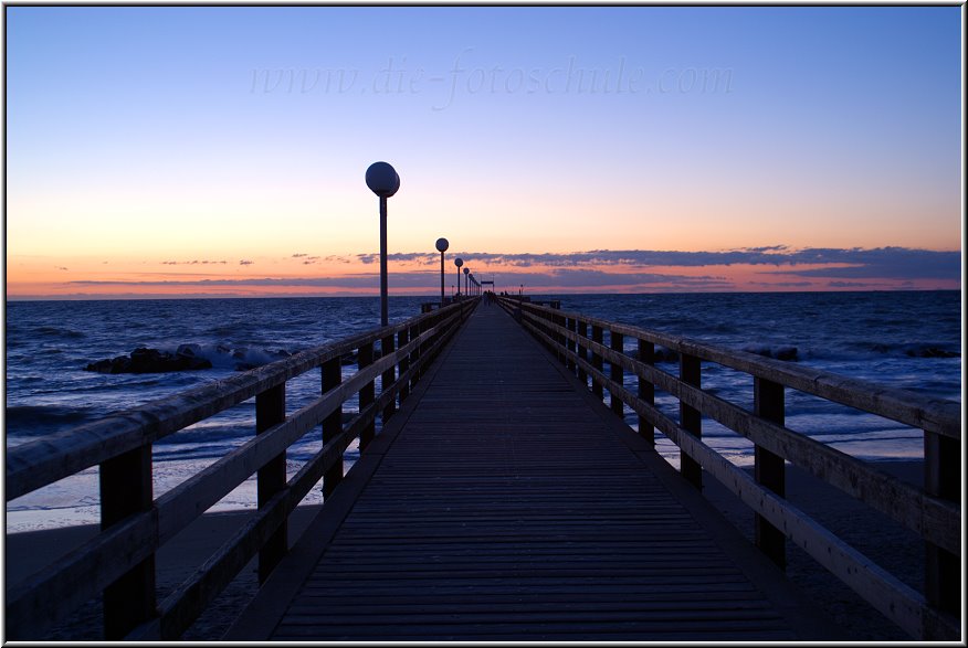 Wustrow_Ostsee02_Die_Fotoschule.jpg - Abends an der Seebrücke in Wustrow