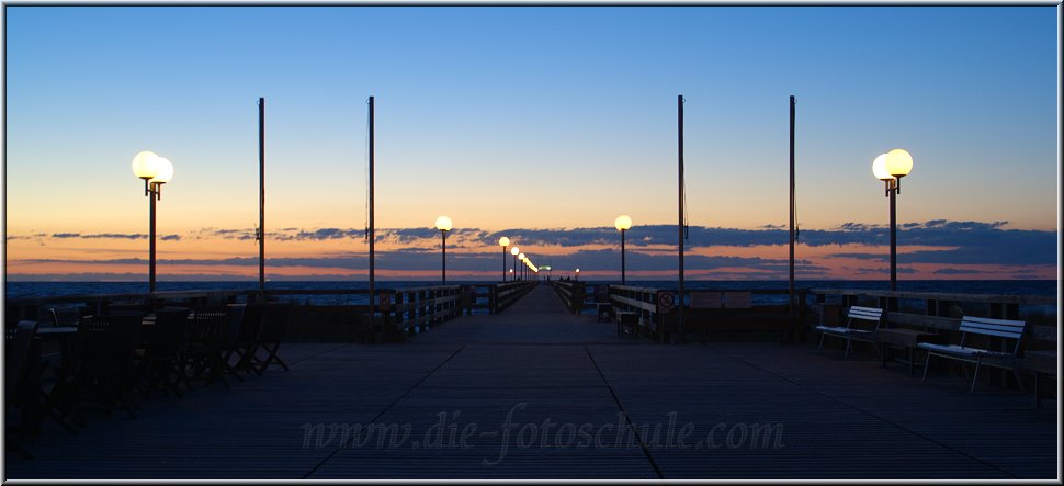 Wustrow_Ostsee06_Die_Fotoschule.jpg - Abends an der Seebrücke in Wustrow