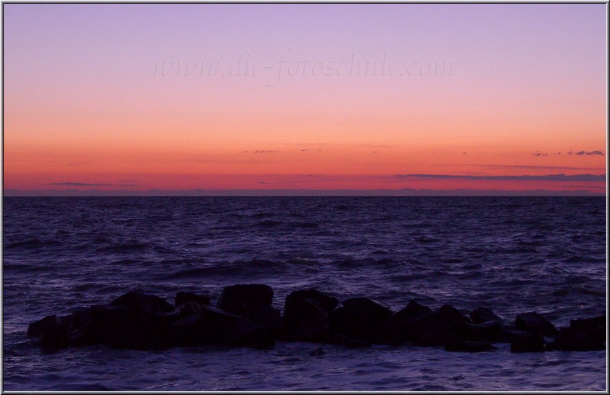 Wustrow_Ostsee09_Die_Fotoschule.jpg - Ostsee-Idylle am Abend und gleichzeitig das letzte Foto meiner Best of Zusammenstellung. Zurück gelangst am schnellsten per Klick auf >>Startseite Darß<< unten, oder Du klickst zweimal auf das Symbol oben links neben der Seiten-Überschrift "R@lfonso am Darß".