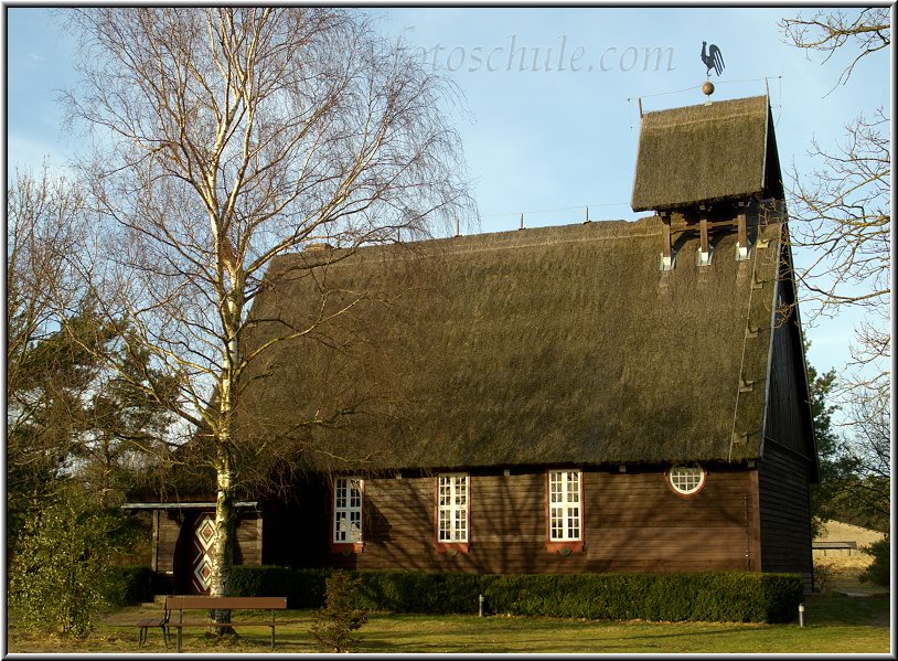 Holzkirche_Born.jpg - Hier kommen die Kirchen-Fans auf ihre Kosten: alte Holzkirche in Born