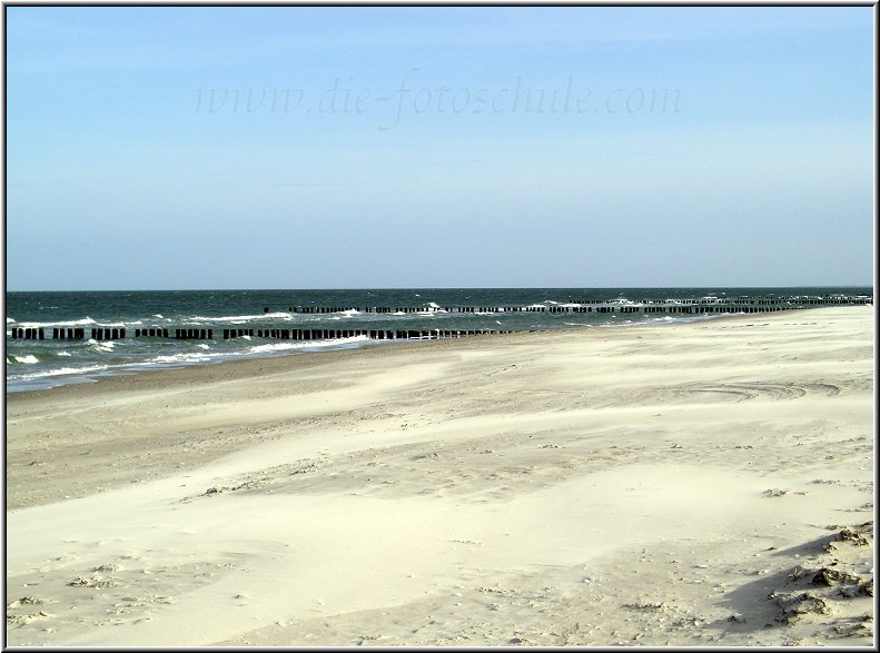 Prerow_Ostsee01_Die_Fotoschule.jpg - Der schöne Strand von Prerow, östlich der Seebrücke in Richtung Zingst. Der Wind peitscht den Sand fein über den Strand