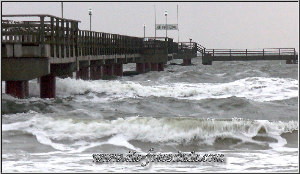 Prerow_Ostsee19_Die_Fotoschule.jpg - Die Seebrücke von Prerow Ostersamstag 2008: Sturmflut und Hochwasser