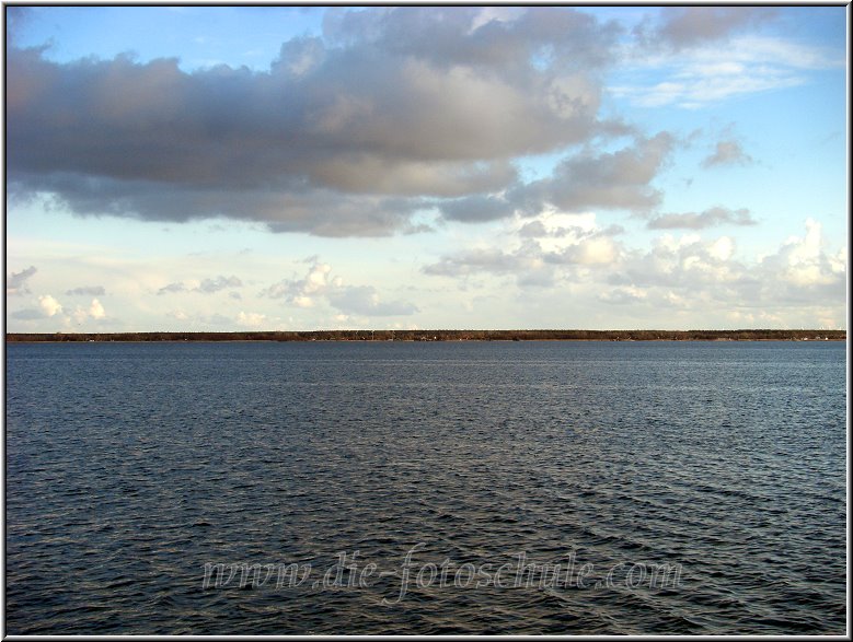 Wieck_Hafen17_Die_Fotoschule.jpg - So riesig ist der Bodden, Blick vom Hafen in Wieck