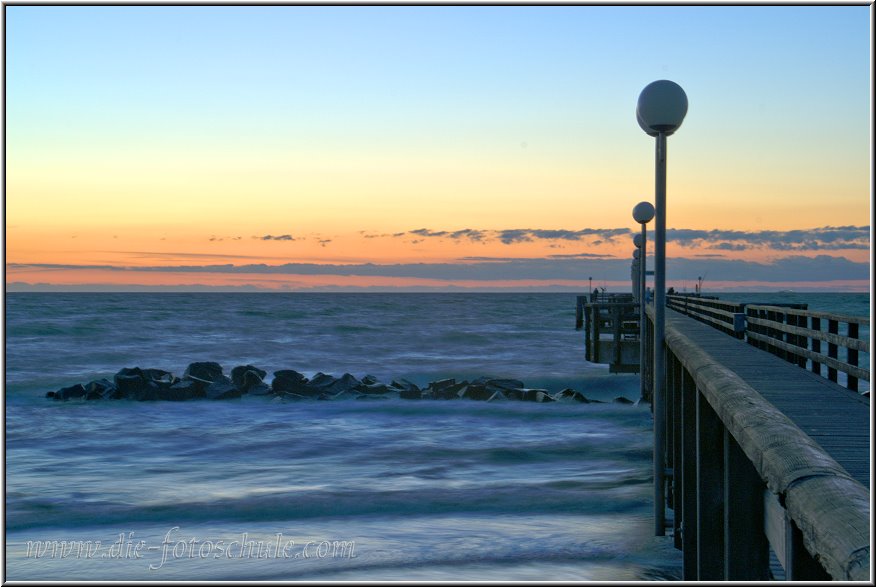 Wustrow_Ostsee01_Die_Fotoschule.jpg - Seebrücke in Wustrow zur Blauen Stunde