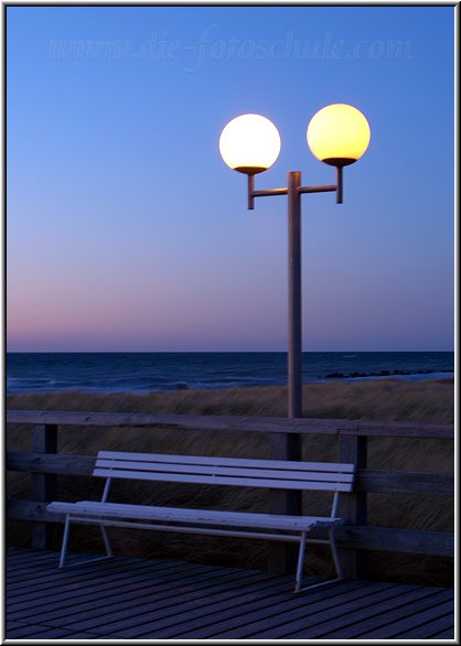 Wustrow_Ostsee04_Die_Fotoschule.jpg - An der Seebrücke in Wustrow zur Blauen Stunde