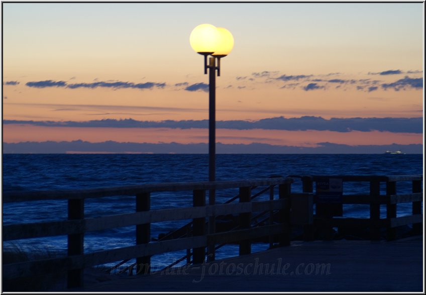 Wustrow_Ostsee05_Die_Fotoschule.jpg - An der Seebrücke in Wustrow zur Blauen Stunde