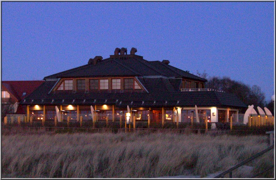 Wustrow_Ostsee07_Die_Fotoschule.jpg - An der Seebrücke in Wustrow zur Blauen Stunde; Restaurant Moby Dick