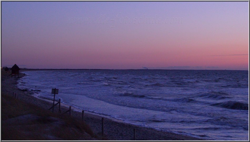 Wustrow_Ostsee08_Die_Fotoschule.jpg - An der Seebrücke in Wustrow zur Blauen Stunde