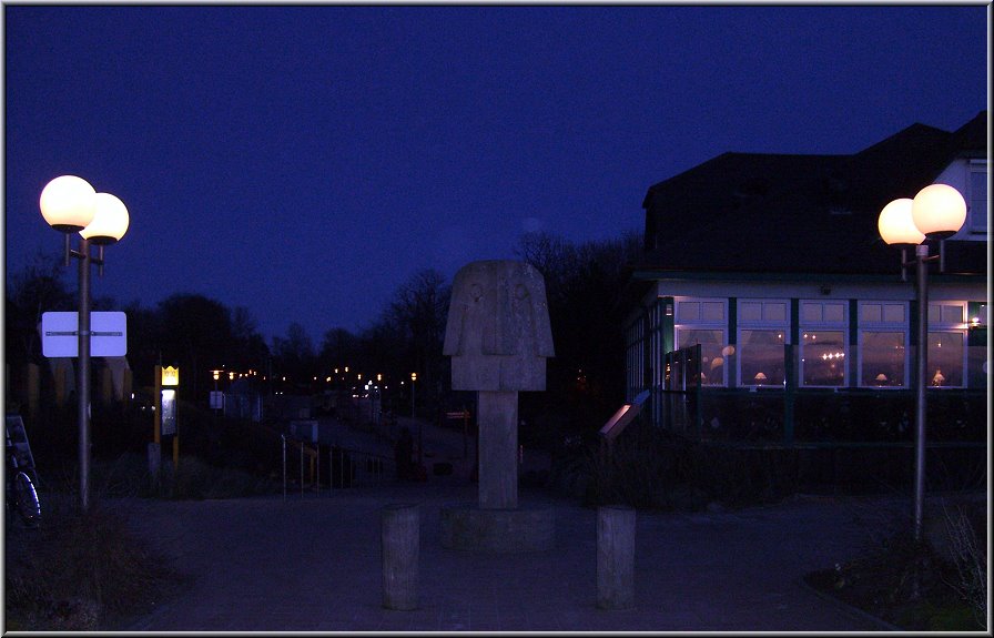 Wustrow_Ostsee11_Die_Fotoschule.jpg - An der Seebrücke in Wustrow zur Blauen Stunde