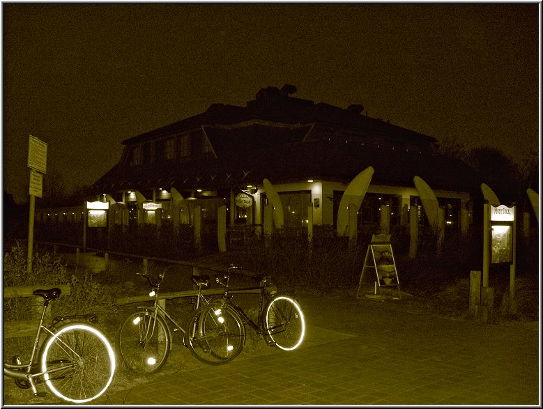 Wustrow_Ostsee12_Die_Fotoschule.jpg - Abends an der Seebrücke in Wustrow. Zu sehen ist das Restaurant Moby Dick, in dem man für relativ kleines Geld in uriger Piraten-Atmosphäre plus Meerblick gemütlich sitzen und essen kann.