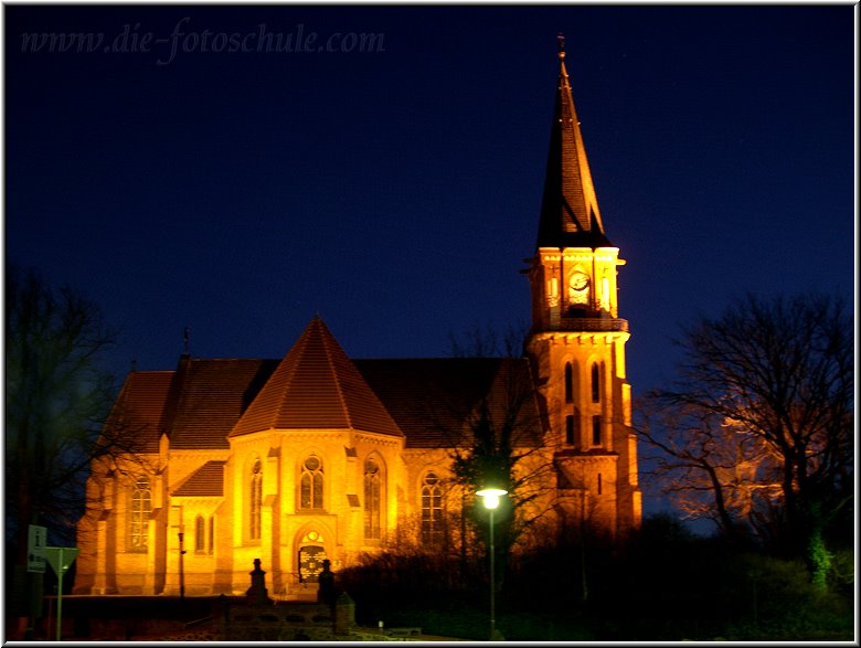 Wustrow_Ostsee13_Die_Fotoschule.jpg - Die Kirche von Wustrow wird abends herrlich angestrahlt