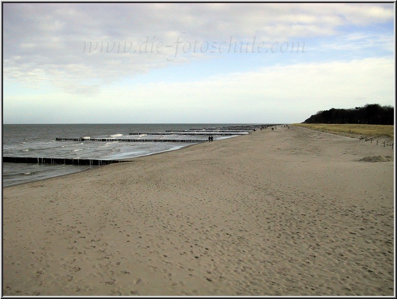 Zingst_Ostsee02_Die_Fotoschule.jpg - Strand von Zingst, Blick von der Seebrücke ostwärts und gleichzeitig das letzte Foto meiner Zusammenstellung "Alle Fotos rund um den Darß". Zurück gelangst Du am schnellsten per Klick auf >>Startseite Darß<< unten, oder Du klickst zweimal auf das Symbol oben links neben der Seiten-Überschrift "Alle Fotos rund um den Darß".