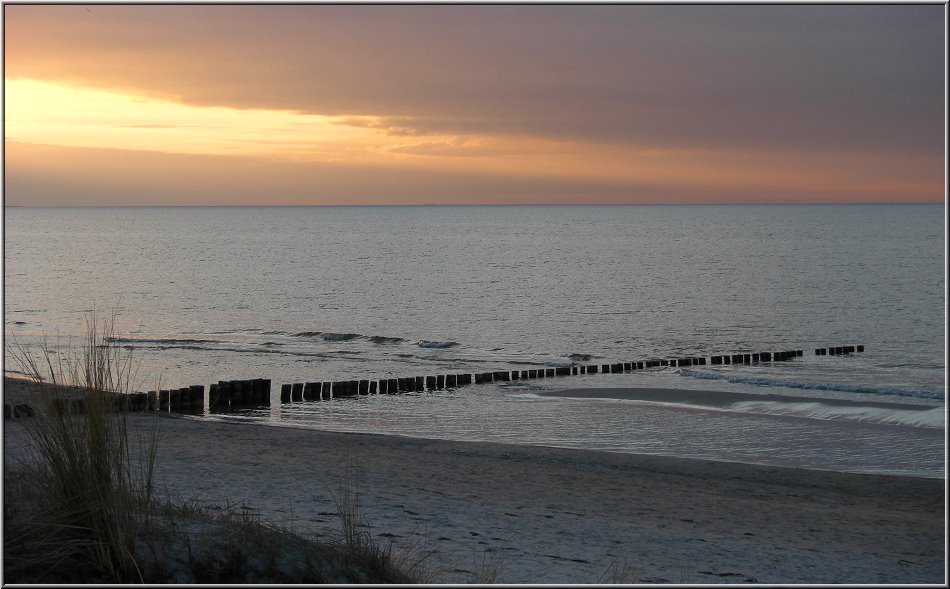 2860_Nordstrand_005.jpg - Auch nördlich von Prerow reizt das Meer mit Sonnenuntergängen; fotografiert mit dem Fotohandy (Aino)