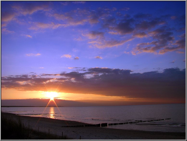 2861_Nordstrand_004.jpg - Der Nordstrand bei Prerow ist deutlich ruhiger, als der rauhe Weststrand. Hier zeigt sich die Natur gerade zu Zeiten des Sonnenunterganges von seiner romantischen Seite (Fotohandy Aino)