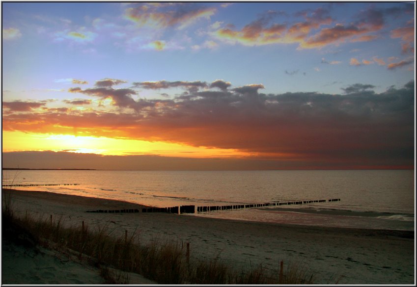 2882_Nordstrand_001.jpg - Auch nördlich von Prerow reizt das Meer mit Sonnenuntergängen; fotografiert dem dem Fotohandy (Aino)