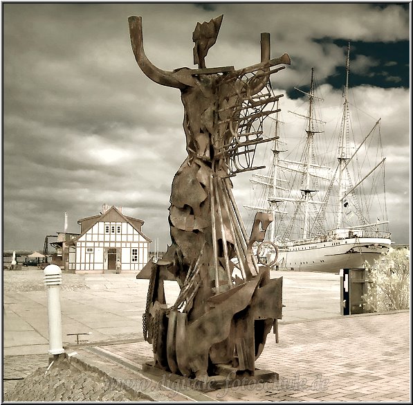 550_Stralsund_Tonart2_001.jpg - Kunst am Hafen von Stralsund, im Hintergrund die Gorch Fock