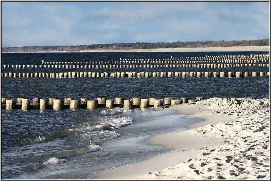 7659_Weststrand_Kurzzeit_001.jpg - Kurze Verschlußzeit (in diesem Fall 1/250 sec. mit Blende f5,6) heisst fürs fertige Foto: alles, was sich bewegt, wird für den Sekundenbruchteil einer Sekunde in seiner Bewegung "eingefroren" und somit scharf abgebildet (und was fest steht, sowieso).Fotos mit kurzer Verschlußzeit kannst Du aus der Hand fotografieren, bei langen Verschlußzeiten brauchst Du zwingend ein Stativ. Andernfalls würde die Bewegung Deiner Hand das Foto verwackeln.