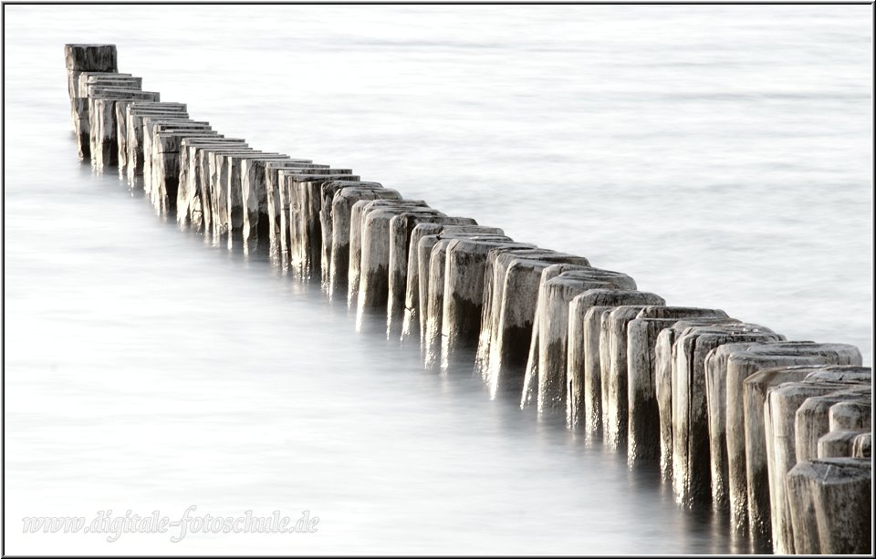 7701_Weststrand_016.jpg - Dieses Bild entstand per Langzeitbelichtung von 1 Sekunde und voll geschlossener Blende f32 plus Graufilter. Dadurch verschwimmt die Struktur des Wassers zu einer gleichmäßigen ruhigen Oberfläche