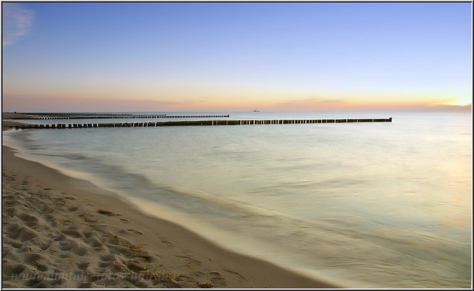 7727_Weststrand_018.jpg - Langzeitbelichtung, Weitwinkel, Sonnenuntergang... Sonnenuntergänge und wunderschöne Blaue Stunden gibts am Strand bei Ahrenshoop gratis; leider muß man für alles andere hier recht viel Geld auf den Tisch legen  ;-)