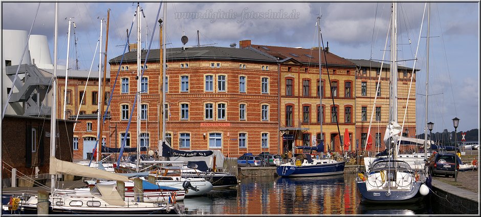 Darss2009_062.jpg - Stralsund: links im Bild sind übrigens keine Kühltürme eines Kraftwerkes zu sehen, sondern die Aussenmauern des neuen Ozeaniums. Das passt sich optisch rein gar nicht in die schöne Silhoutte der Altstadt ein.