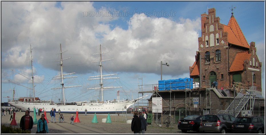 Darss2009_065.jpg - Links liegt die Gorch Fock fest vertaut im Hafen.