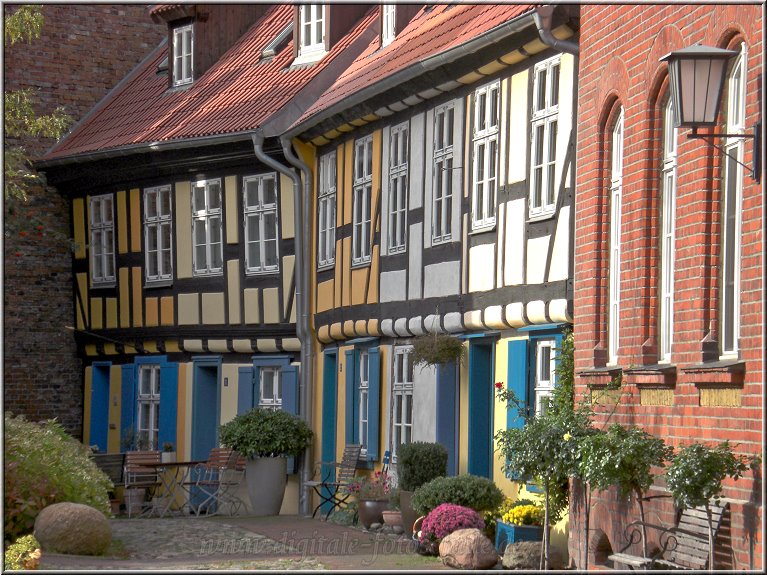 Darss2009_079.jpg - Stralsund (übrigens ein HDR- Foto, der hintere Häuserblock lag komplett im Schatten)