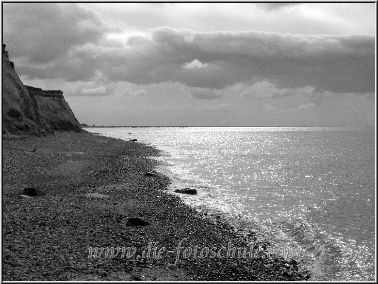 Ahrenshoop_Ostsee14sw_Die_Fotoschule.jpg - An der zunehmend kiesig und steinig werdenden Steilküste bei Ahrenshoop.