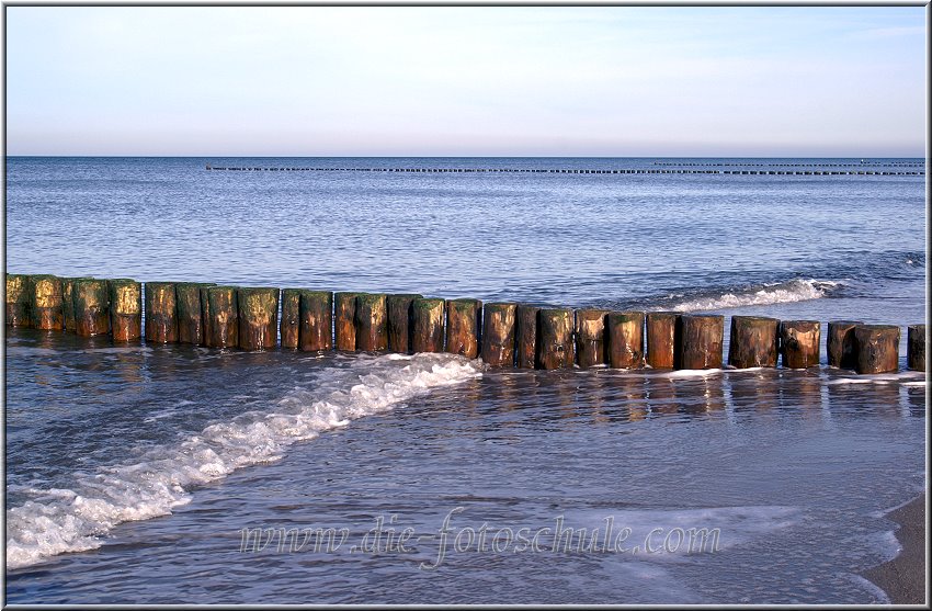 Darss_Weststrand_Ostsee01_Die_Fotoschule.jpg - Am unteren Ende des Weststrandes. Als ich den Weststrand das erste Mal besuchte, war das Meer ganz ruhig. Da hieß die Ostsee zurecht Ostsee....