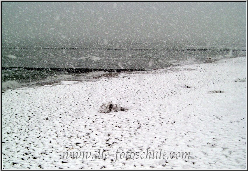 Darss_Weststrand_Ostsee75_Die_Fotoschule.jpg - Und dann zu Ostern das.....!!! Schneetreiben am Weststrand, im Nu war der Strand schneebedeckt und alles sah total unecht aus. Eine Stunde später war der Spuk wieder komplett vorbei und die Sonne lachte mir entgegen