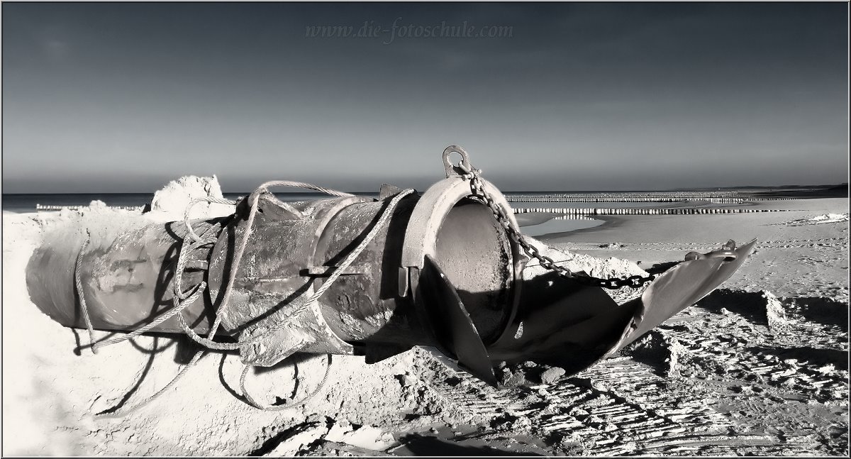 Zingst2014_0002.jpg - Falls Du Dich mal gefragt hast, wie die Fische ins Meer kommen. Die werden hier tiefgekühlt reingesteckt, tauen im Rohr auf und sausen dann flugs in Richtung offene See. So einfach geht das.