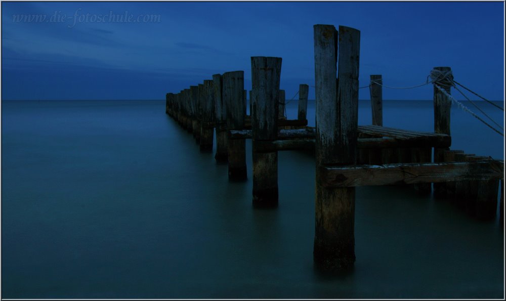 Zingst2014_Steg_nacht_004.jpg - Sony-DSLR Alpha 65 mit Tamron Zoom 18-270mm ISO 100 AWB Sonnenlicht, Graufilter 8x Blende f32 Belichtungszeit 30 Sekunden