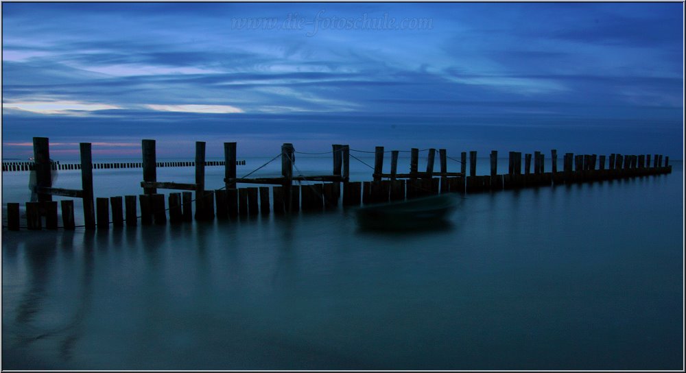 Zingst2014_Steg_nacht_005.jpg - Sony-DSLR Alpha 65 mit Tamron Zoom 18-270mm ISO 100 AWB Sonnenlicht, Graufilter 8x Blende f32 Belichtungszeit 30 Sekunden